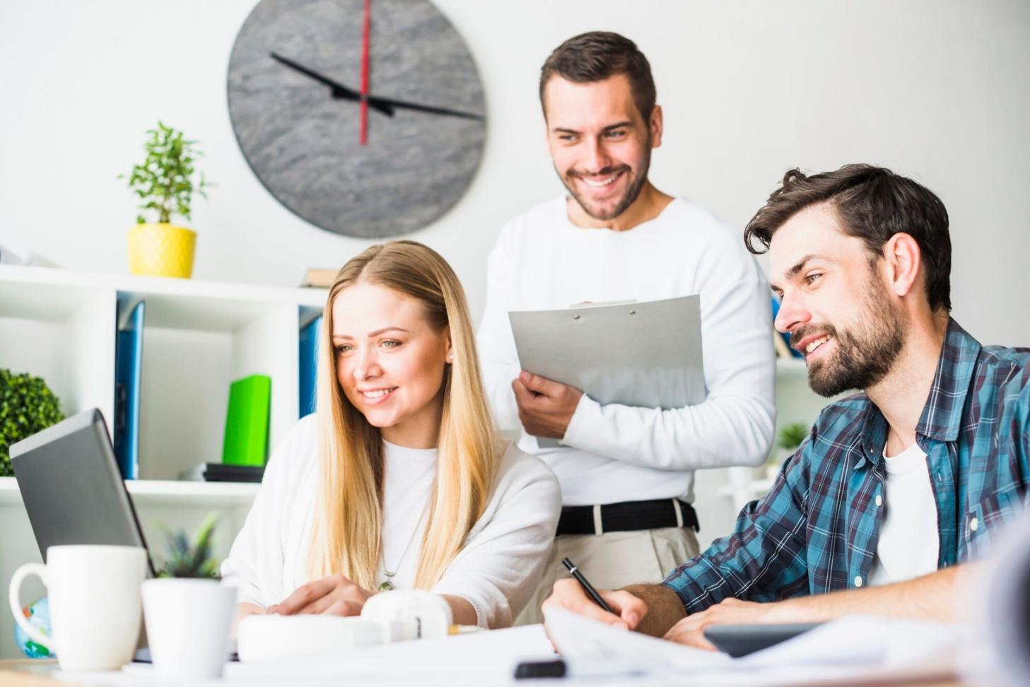Workshop-Situation mit Finanzplanungsdokumentation